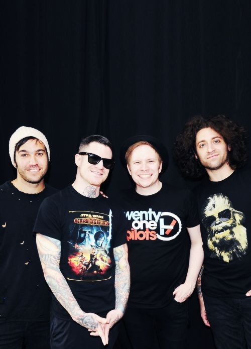 Fall out boy фото. Группа fall out boy. Фоллаут бой группа. Пит fall out boy. Брендон ури и пит вентц.