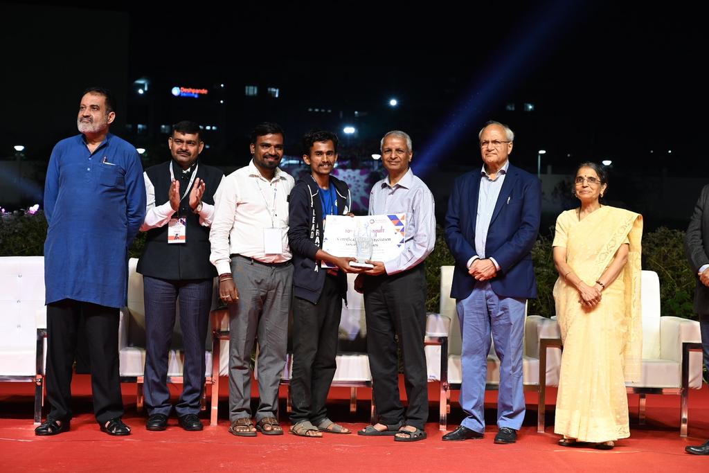 dcseLEAD's tweet photo. LEADer Sanjay Patil from BLDE Art College, Vijaypura was awarded as the Best LEADer for the his initiative of painting the walls with meaning messages who has also distributed 150 kits of Mathematics and Biology.
#yuvasummit2020 #leadcampus #lead #yuvasummit https://t.co/jryoSldsJk