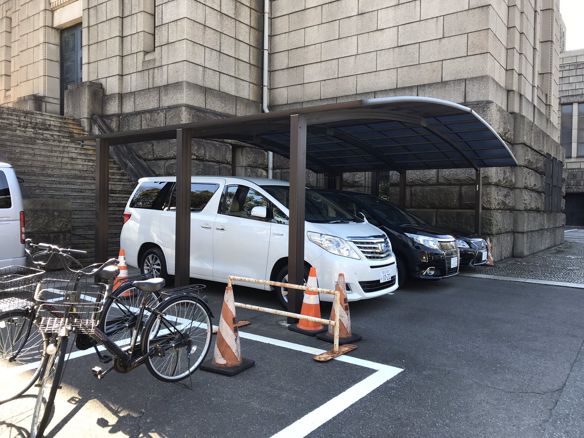 ロケ地大画報 本日3ヶ所目 仮面ライダーアマゾン第9話聖徳記念絵画館 建物横に外苑の職員用駐車場になってて極めて邪魔 由緒ある建物なんだから関係者駐車場は離れて作ればいいのに 美観を損ねる T Co Iutkiir9bo Twitter
