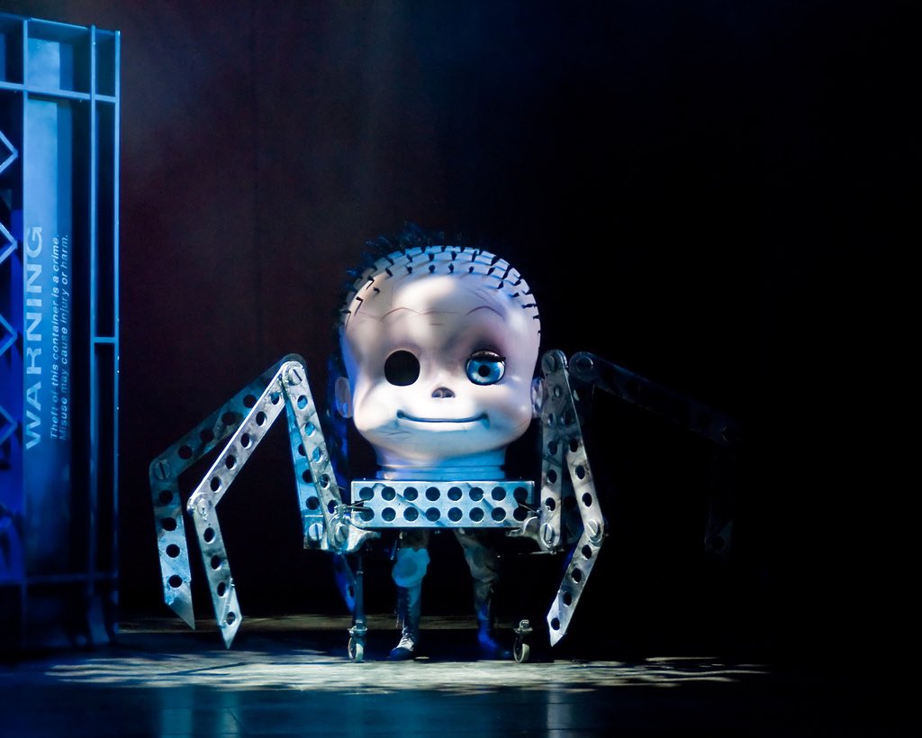 paolarangelroa's tweet photo. Ok la entrada me parece súper inappropriate porque pareciera que estuviera sucking dick y en la segunda foto parece la araña de juguete de toy story https://t.co/HNnT6G88k0