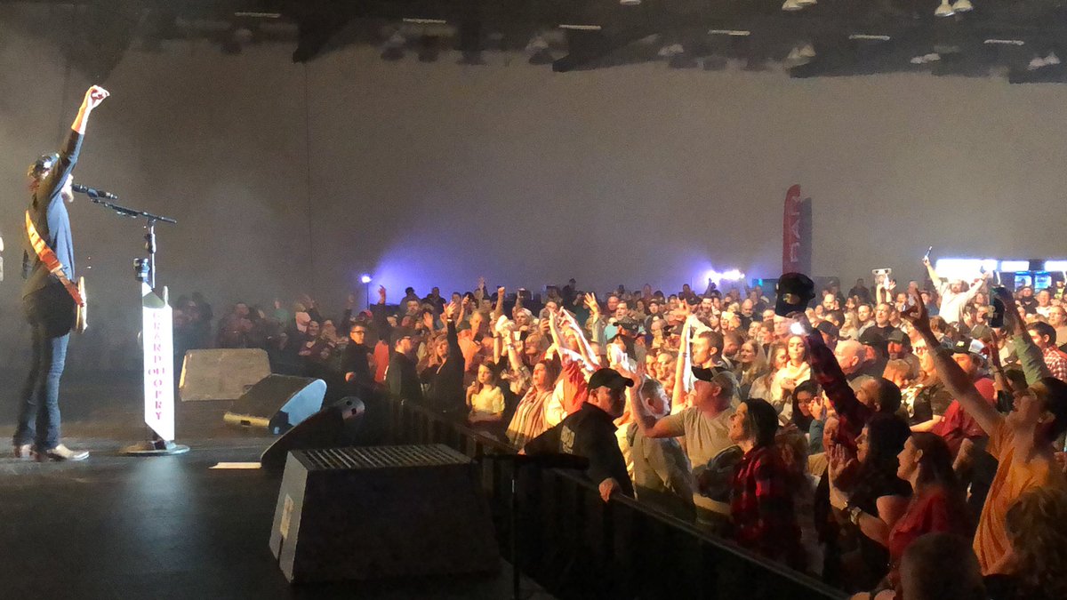 janson_chris's tweet photo. Love you Kentucky. #owensboro #Realfriendstour https://t.co/H0EGPGh8Iq