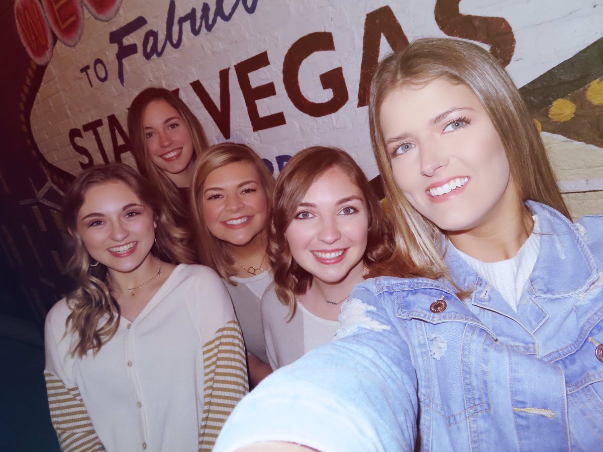 mallorynbledsoe's tweet photo. Girls’ night in Starkvegas 🤩 https://t.co/308HJvbeaB