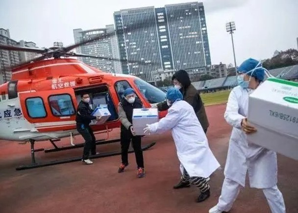 2020_victory's tweet photo. 湖北武汉协和医院处于武汉肺炎的抗疫前线，但长期物资短缺，武汉市红十字会被指偏袒民营医院。有协和医院医护透露向武汉市红十字会领取物资时不能表明身份。武汉市红十字会仓库的工作人员否认协和医院已列入黑名单强调对所有医院一视同仁。湖北省政府将物资送到武汉多间医院。（互联网） https://t.co/cnxMaaFDgq