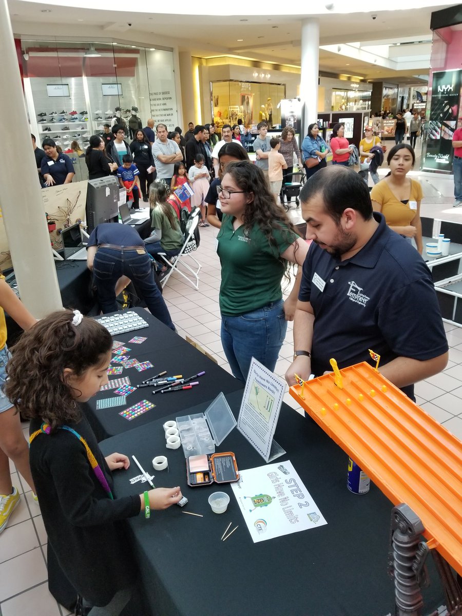 TechTeacherOC's tweet image. The most engaging station at #girlshavenolimits  SAUSD School Choice Fair lead by SAUSD Femineers and #CPPFemineers kept everyone busy. Thanks to #Mattel @ngcproject @MercedesBenz