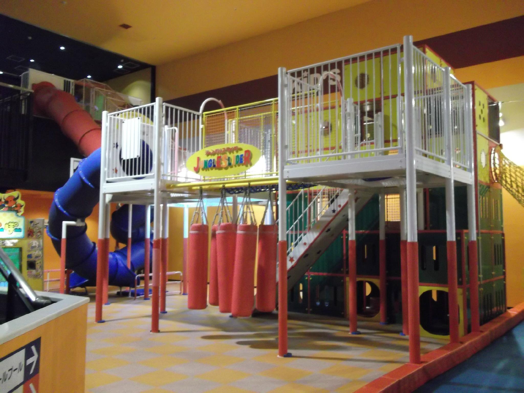 ラウンドワンスタジアム函館店 キッズコーナーエリア紹介 スポッチャの4階に ジャングルジム 滑り台や カラオケが出来るパーティルームなど 小さなお子様が安心 安全 楽しく遊ぶ事が出来ます その他にも 様々なアイテムがあります ご家族