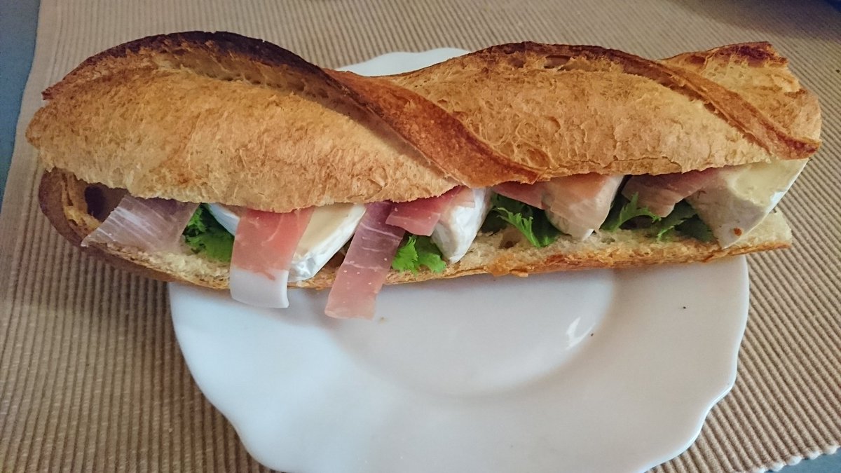 Mariko Kuramochi 昨日の晩ごはん イカのトマト煮込み 朝ごはんはヴィロンのバゲットを使ってサンドイッチ カッフェタイムにシュケット ヴィロン Viron バゲットレトロドール シュケット