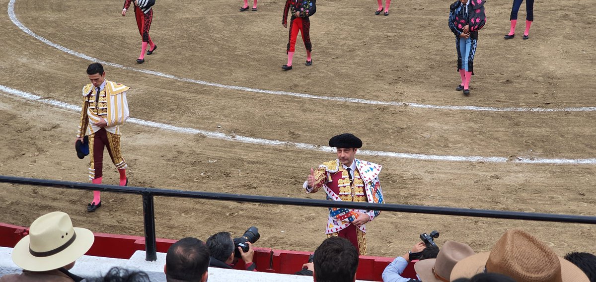 cgcastanedo's tweet photo. Gran tarde en #PlazadeToros #Leon @GuilleHermoso99 2 orejas en 1ro. @EPonceOficial artista con pinchazo en 1ro. otra gran faena con 2do. mata bien pero el toro se resiste: se van apéndices. #SergioF torea a toro y plaza y en su 2do. enorme estoconazo que ataranta al juez: ¿Rabo? https://t.co/sVFqqxa4AS