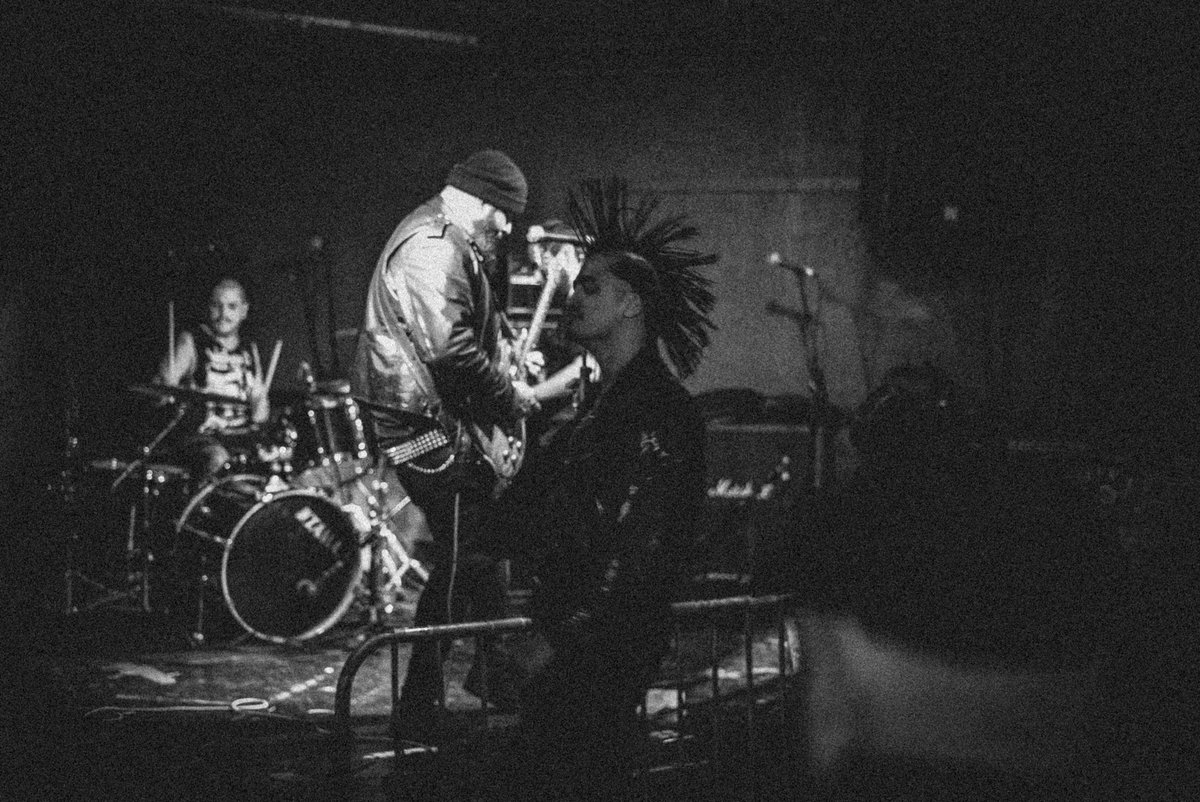amovertone's tweet photo. Practicing Portraits in Potrero Hill #theeparkside #theeparksidesf #punks #punksintown #grainy #blackandwhite #blackandwhitephotography #stagelighting #mohawk #mohawkstyle #sonya7sii #50mm #f2 #lowlights #drums #guitar #bass https://t.co/64DtX9AfjM