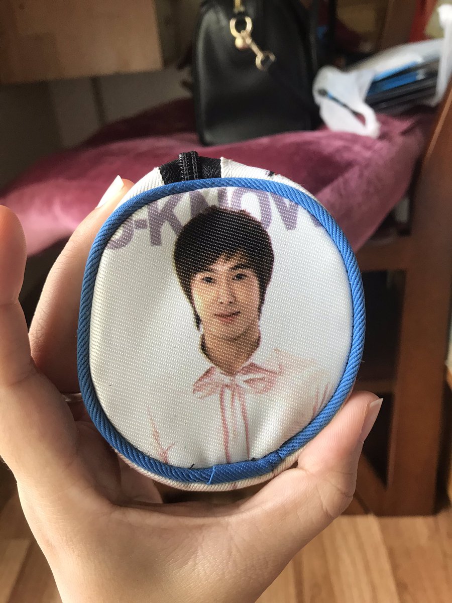 Guitaryun's tweet photo. ปล่อยของสะสมค่ะ กรอบรูปยุนโฮ 390 บาท กระเป๋าดินสอยุนโฮ 150 บาทค่ะ สนใจสอบถามได้ค่ะ #ตลาดนัดtvxq https://t.co/YpAI2Uge5C