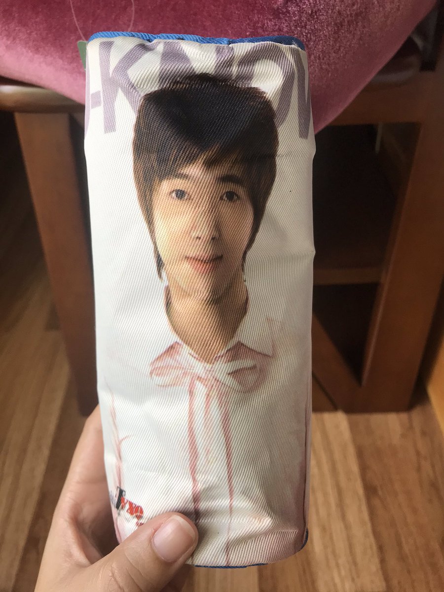 Guitaryun's tweet photo. ปล่อยของสะสมค่ะ กรอบรูปยุนโฮ 390 บาท กระเป๋าดินสอยุนโฮ 150 บาทค่ะ สนใจสอบถามได้ค่ะ #ตลาดนัดtvxq https://t.co/YpAI2Uge5C