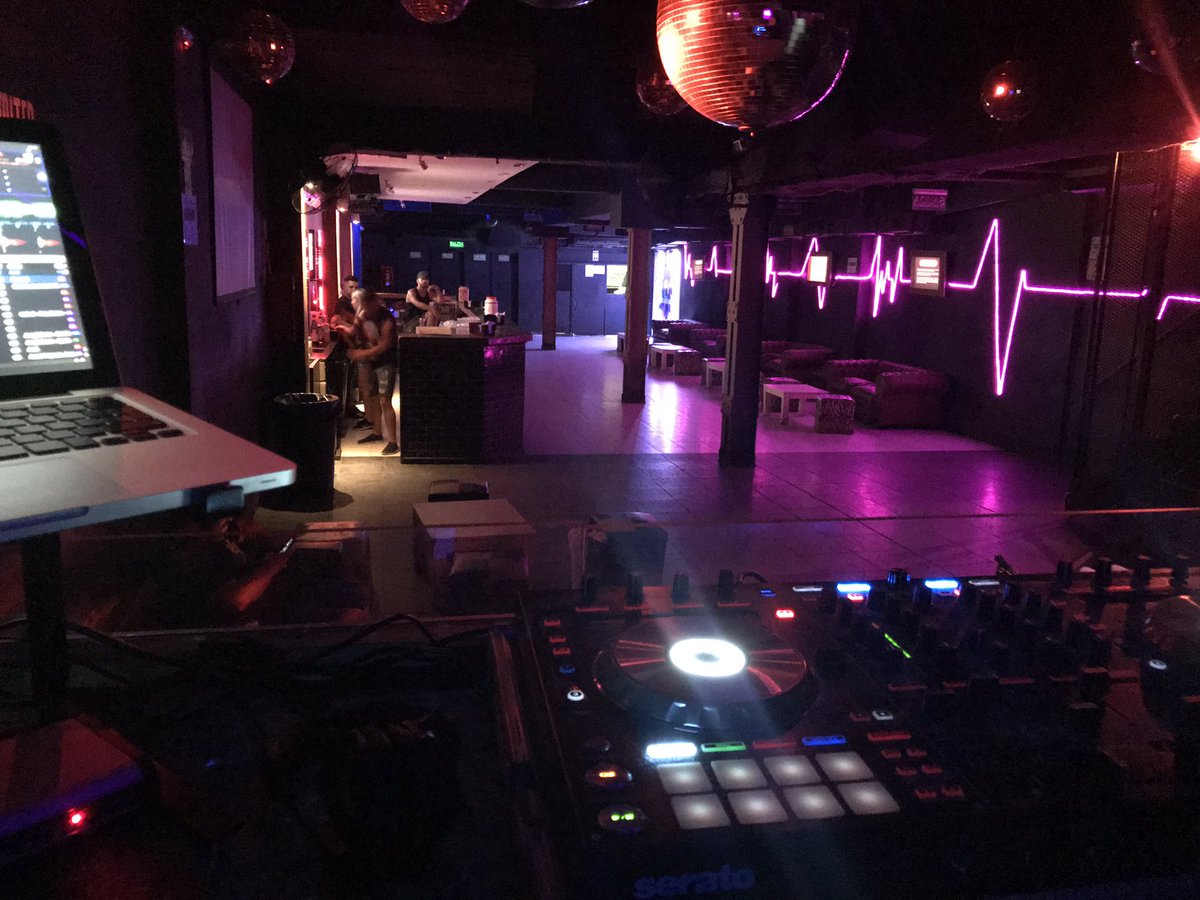 pablitogarciadj's tweet photo. Vibraciones.  

#elbarvaro #eltemplo #templo #pista #infierno #dj #deejay #djresident #djresidente #noche #sonido #musica #baile #luz  #luna #sol #verano #salida #amigos #finde #viernes #sabado #cachengue #defiesta #fiesta #pioneer #pioneerdj #serato #mac #vmoda https://t.co/MKg5spAXqb