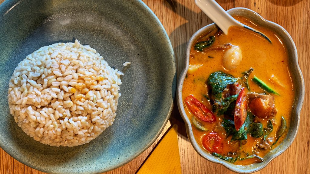FernyChien's tweet photo. This is the first place I’ve found that has brown rice #ChatThai #DuckRedCurry 🌶 #Nomz 😋 https://t.co/Gi6A4sEtlj