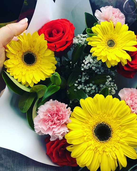 gerda_muller's tweet photo. Sometimes all you need is to buy yourself a bunch of flowers #justbecause https://t.co/8pysvIeSVu