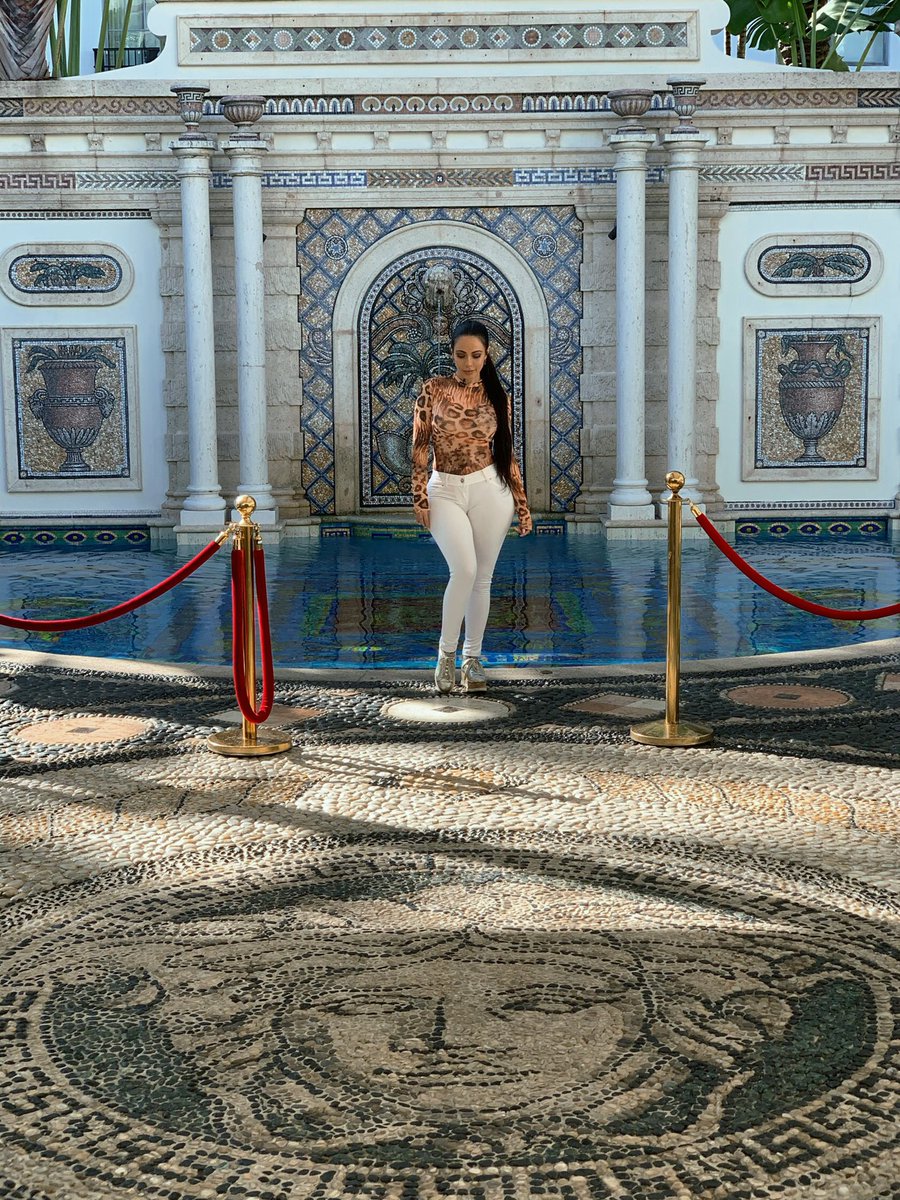 DgoMX18's tweet photo. Y sigue la cobertura del #SBLIV junto a @jimenaofficial y esta vez en un recorrido por la lujosa mansiΓ³n de Gianni Versace en #InsideMiami πππβ€ https://t.co/D0c1zLSVZh