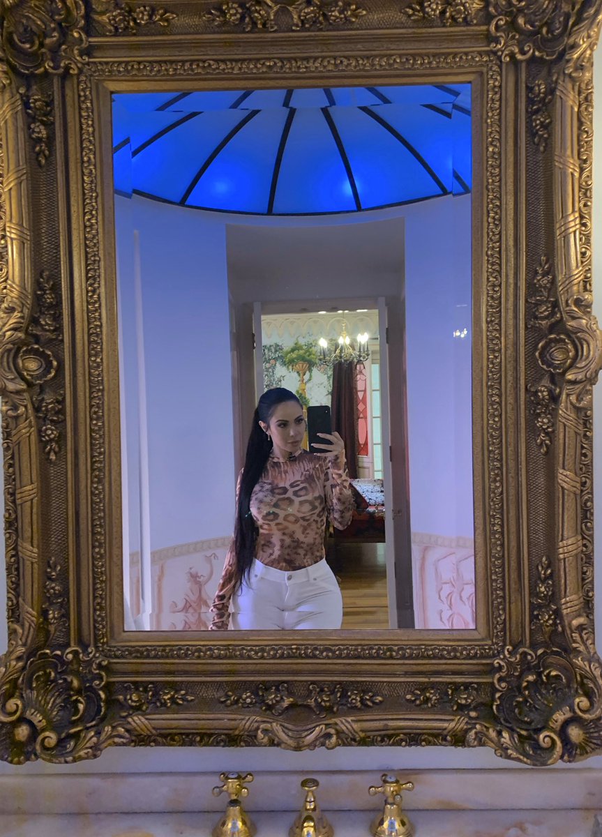 DgoMX18's tweet photo. Y sigue la cobertura del #SBLIV junto a @jimenaofficial y esta vez en un recorrido por la lujosa mansiΓ³n de Gianni Versace en #InsideMiami πππβ€ https://t.co/D0c1zLSVZh