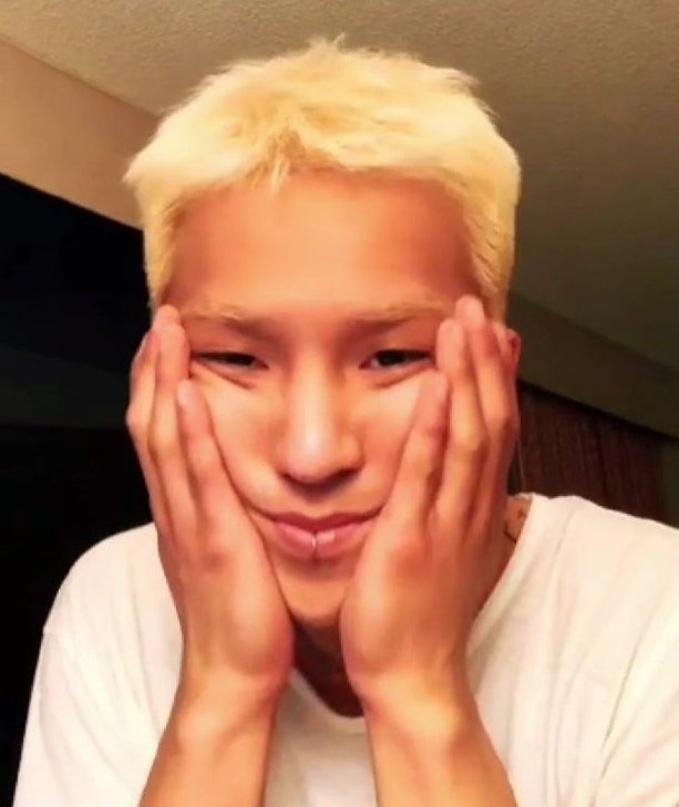 the power blonde and browless mino holds