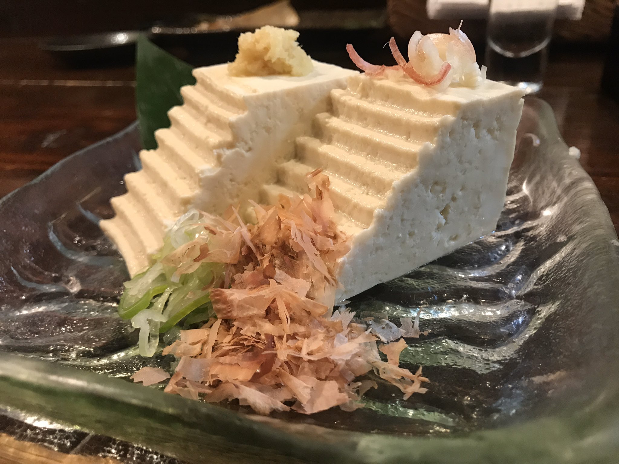 オカダ カズユキ 〆は須賀川市にあるという二瓶豆腐店の木綿豆腐の冷奴 そこらの店で売っている豆腐とは一線を画す固さ そして大豆の濃厚な味わい T Co Puesefppo6 Twitter