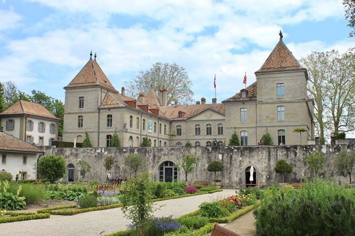 Omonchateau's tweet photo. [#idéevisite] 🏰 Bienvenue au Château de Prangins en Suisse et laissez-vous transporter au siècle des lumières.

Plus grand château du XVIIIe siècle ouvert au public en Suisse, il est aujourd’hui le siège romand du Musée national Suisse.

➡️ https://t.co/CNXfUwwKrr https://t.co/tkphgpZIGo