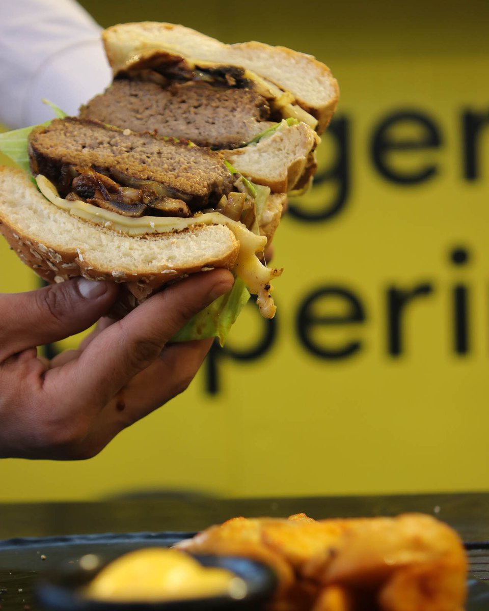 BXLebanon's tweet photo. It's not a decent burger if you could easily fit it in your mouth 😁🤤🍔
#BurgerExperiment #Burgers #Food #Foodie #BurgerShot #FoodShot #BX #Saida #LebanonEats #LebanonFood #StreetFood #FoodTruck #Levanon #Mushroom https://t.co/0R6eEAW6iC