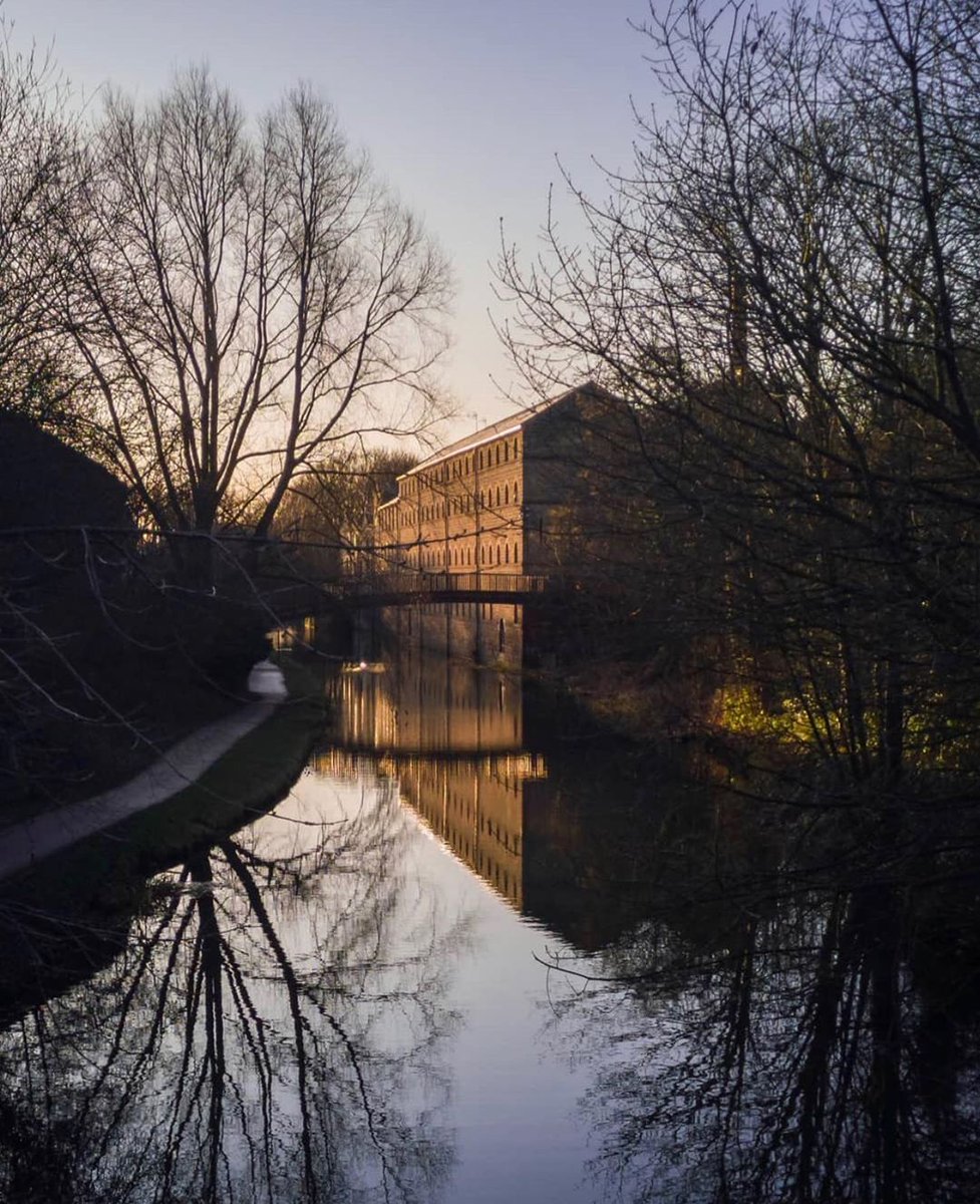 WheelsTaxis's tweet photo. CRISP AND PICTURESQUE! 😍
We love this STUNNING shot of the Leeds-Liverpool canal, taken in Kirkstall! Where's the prettiest part of Leeds for a nice walk? 🤔

[📸 IG: zapcoffeybrittain]

#Leeds #VisitLeeds #WheelsTaxis https://t.co/wclDVr7Zch