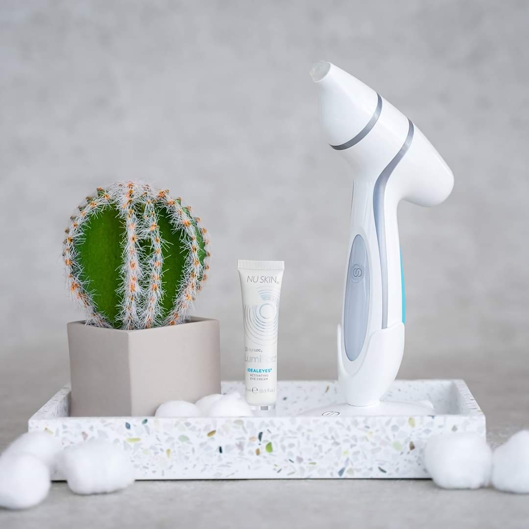 JuliaLisovskaja's tweet image. Late nights and early mornings. Now you can save the bags for shopping and the puffiness for warm winter jackets. Get bright, ready-for-anything eyes with #LumiSpaAccent. Have YOU tried it yet? Let us know below!👇🏼 🤗  #NuSkin #LumiSpa #IdealEyes