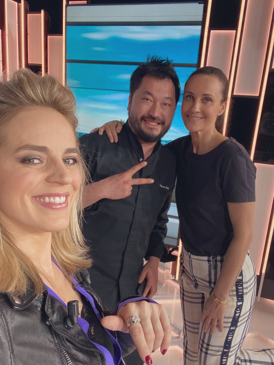 Claire_Arnoux's tweet photo. A tout à l’heure 13h30 sur #beIN3 pour #salonvip avec le chef @pierresang @beinsports_FR #cuisine #chef #pierresang #sport #foot #areola #darren #psg https://t.co/J3dqf6LW5c