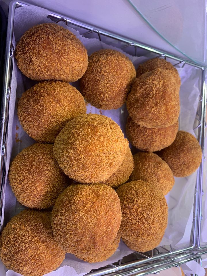 Quiche Brocoli a caws glas/ Broccoli and stilton quiche

Wyau Scots cartref/Homemade Scotch eggs

Bara nionyn/Onion bread

Bara Olewydd/Olive bread

Quiche a rôl selsig cartref/Homemade sausage rolls and Quiches