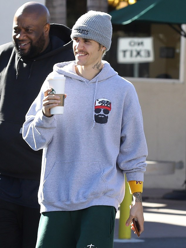 WORLDMUSICAWARD's tweet photo. #JustinBieber changes his Instagram profile pic to a yellow and purple heart with 24 on it as a Tribute to the late #KobeBryant and wears a Kobe sweatband on his arm!💔@justinbieber
https://t.co/9KaanYZmz1 https://t.co/srIweD0SNK