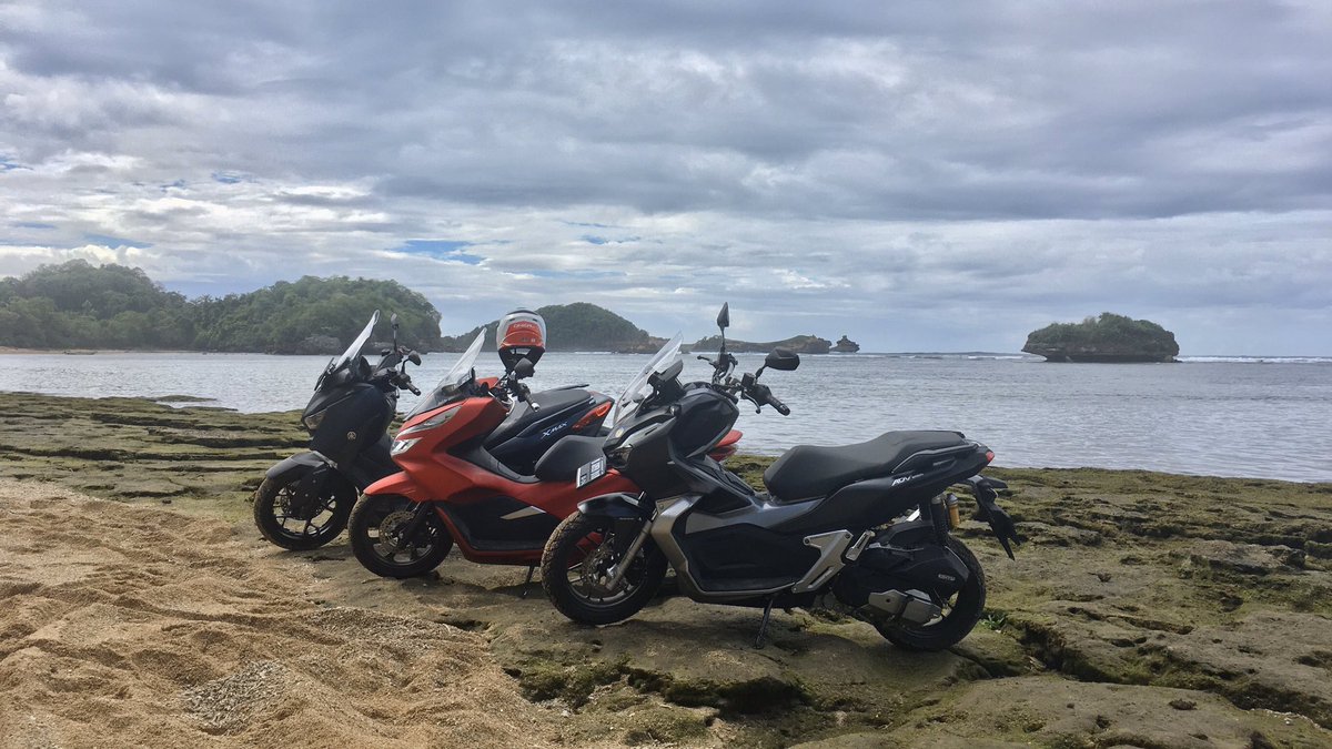 TwoWheelLovers's tweet photo. If an adventure doesn’t come calling, go find one.

#M2M #MalangMaticMania #TwoWheelLovers #2WheelAdv #AdvRiders #Beach #XMax250 #Pcx150 #Adv150 #Nature #Landscape #ShotOniPhone https://t.co/K8f6Py5Rei