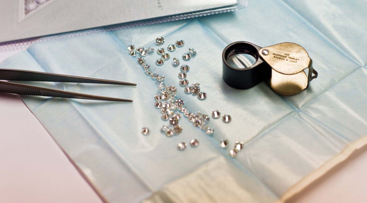 Baunat's tweet photo. Diamond is the precious stone that appeals to the imagination of most. It is incredible how carbon compressed for millennia can eventually produce such a beautiful precious stone.
Read more about where diamonds come from https://t.co/MzRcfCjBMs

#DiamondFacts #SundayRead https://t.co/T1gW9NKc1U