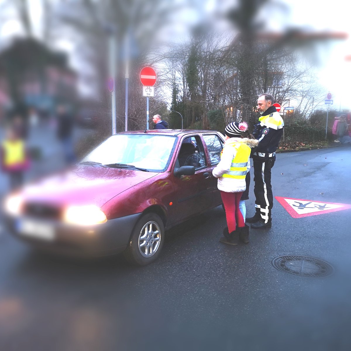 "Elterntaxi" 🚖 - gut gemeint, aber gefährlich!

Autos tummeln sich, Kinder laufen quer über die Straße. Eltern fahren zu schnell.

Das muss nicht sein!
🚩Lassen Sie ihr Kind laufen! 
🚩Geben Sie Ihrem Kind reflektierender Kleidung!
🚩Halten Sie nur an Park- + Haltezonen.