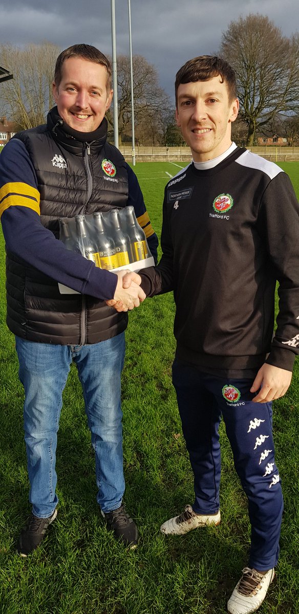 @FCTrafford POTM @palmer878 being awarded his @BowlandBrewery beers, which he kindly donated to us supporters... top fella. #BetVictorNPL @Sniffer74 #ridemybike