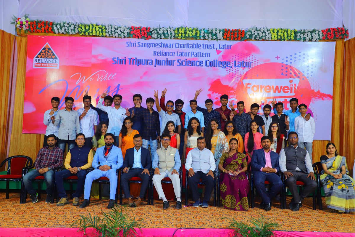 RelianceLatur's tweet photo. XII science class of the academic year 2018-2020 took group photographs with the management and college staff while celebrating this farewell party.

#CET #NEET #iitjee #iit #jee #medical #education #RelianceLaturPattern #Latur #Maharashtra https://t.co/guC6UWCtRd