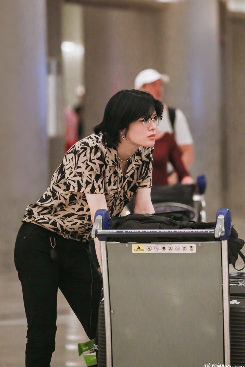 ‘อาจารย์ยะแกอายุเท่าไหร่กันแน่วะ วันนั้นกูเห็นป้าแม่บ้านตึก60ปีก็เรียกแกว่า พี่ วันนี้อุไรหัวหน้าภาคที่หัวหงอกๆ ก็พูดว่า หวัดดีค่ะพี่ยะ เชี่ย ตกลงจารย์แกนี่รุ่นไหนวะ’