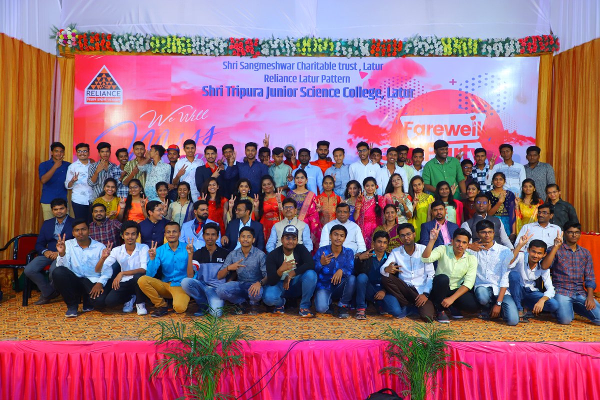RelianceLatur's tweet photo. XII science class of the academic year 2018-2020 took group photographs with the management and college staff while celebrating this farewell party.

#CET #NEET #iitjee #iit #jee #medical #education #RelianceLaturPattern #Latur #Maharashtra https://t.co/xFmGybUYkL
