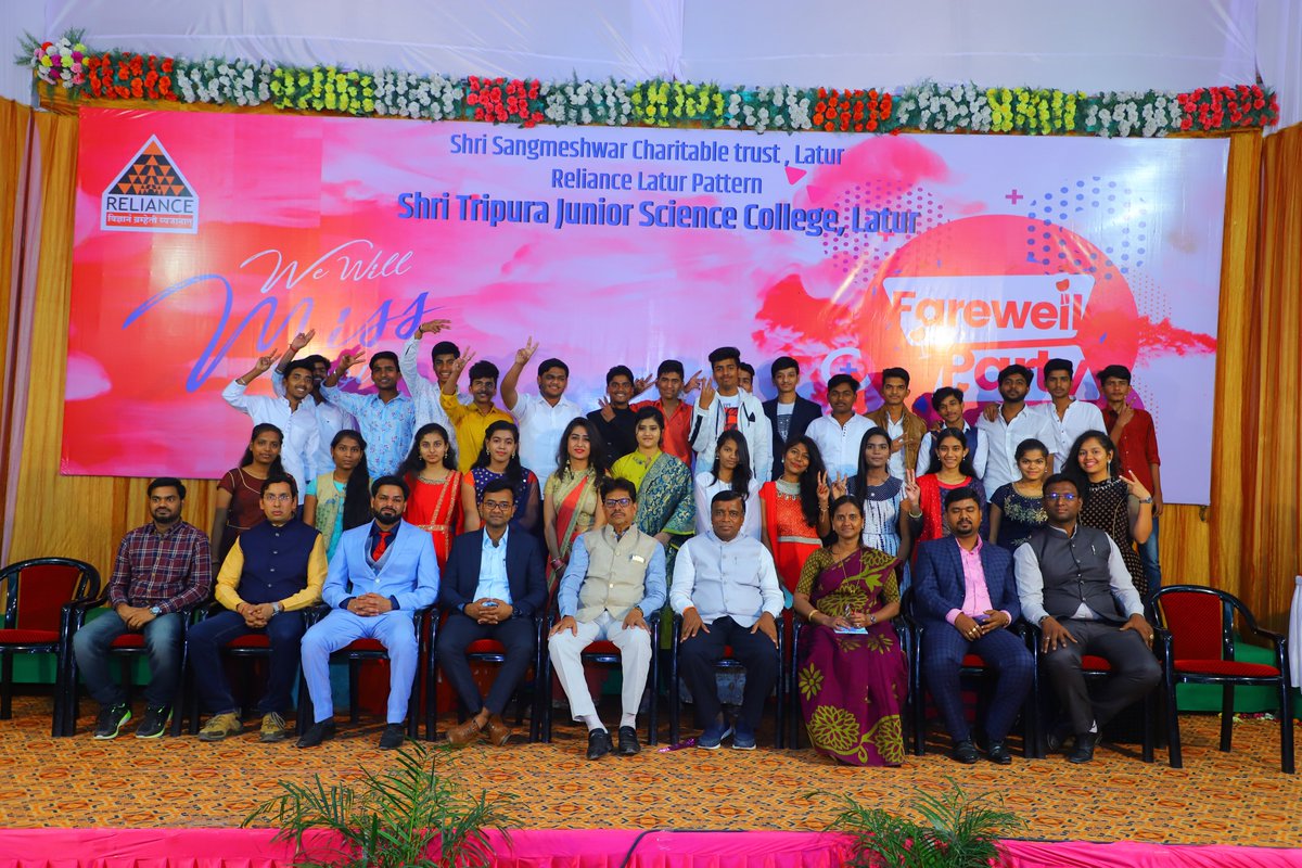 RelianceLatur's tweet photo. XII science class of the academic year 2018-2020 took group photographs with the management and college staff while celebrating this farewell party.

#CET #NEET #iitjee #iit #jee #medical #education #RelianceLaturPattern #Latur #Maharashtra https://t.co/xFmGybUYkL