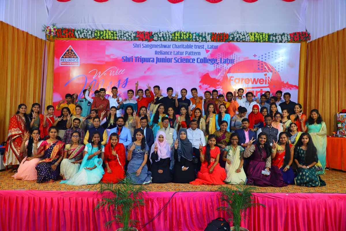 RelianceLatur's tweet photo. XII science class of the academic year 2018-2020 took group photographs with the management and college staff while celebrating this farewell party.

#CET #NEET #iitjee #iit #jee #medical #education #RelianceLaturPattern #Latur #Maharashtra https://t.co/xFmGybUYkL