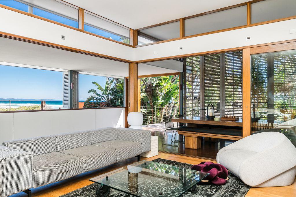 Imagine walking right onto the beach with your morning cup of coffee ☕😍 This Byron Bay villa will take you from #indoorluxury to #outdoorparadise with just a few steps. bit.ly/2S8OEuQ
