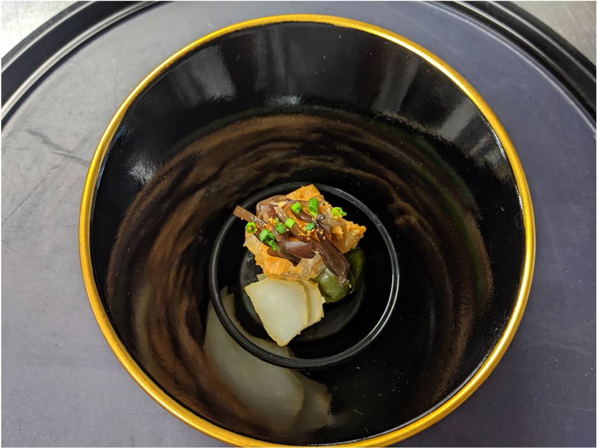 花ごよみ東京 和食レストラン 2月の会席のお料理について紹介します 本日紹介するのは 前菜 鮟鱇肝和え 旬の白身魚を鮟鱇の肝で和えた逸品です あん肝の濃厚な味とあっさりとした白身魚の愛称は抜群 日本酒と共にお召し上がりください