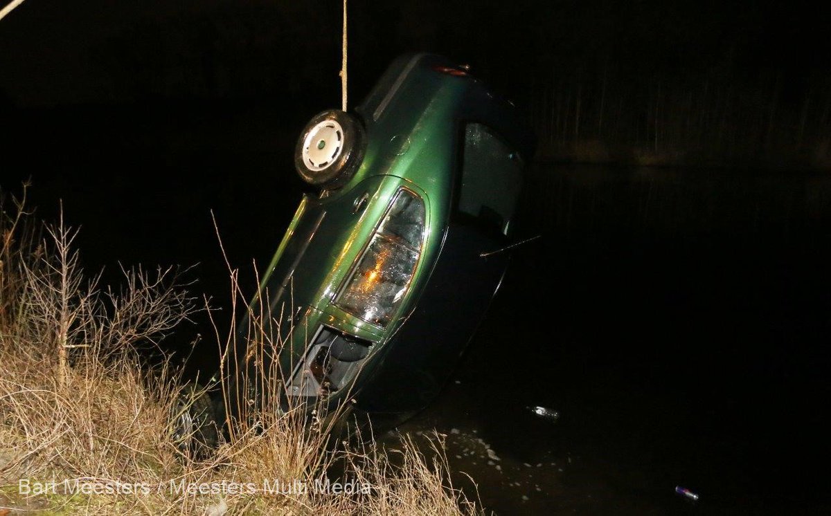 Dronken automobilist rijdt Zuid Willemsvaart bij Heeswijk Dinther in -..