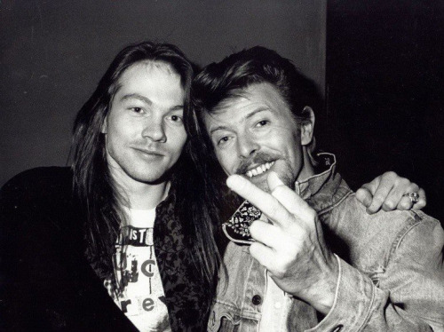 Los cantantes Axl Rose y David Bowie, sonrientes, miran a la cámara #rock #periodismo #Argentina