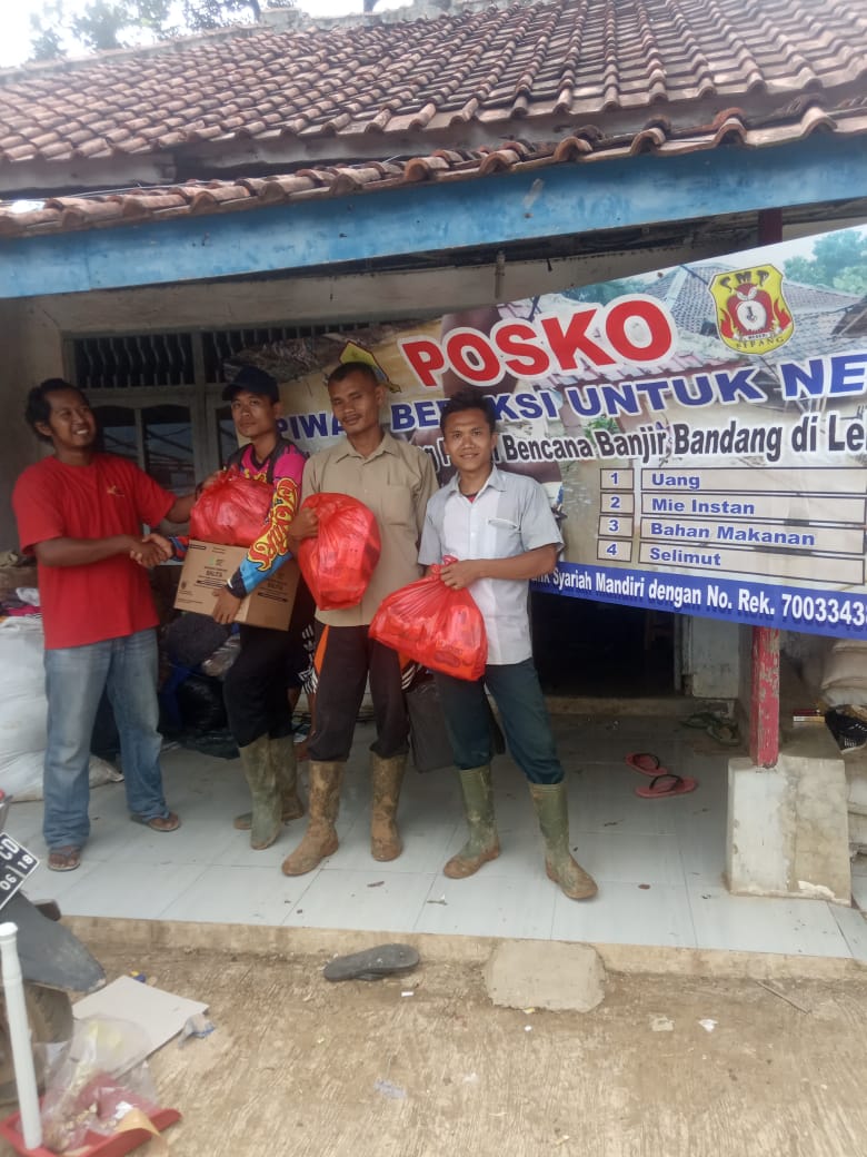 RelawanKampung's tweet photo. Pembagian paket logistik bagi para korban longsor Cinyiru Lebak. https://t.co/RFBI3fAyOv