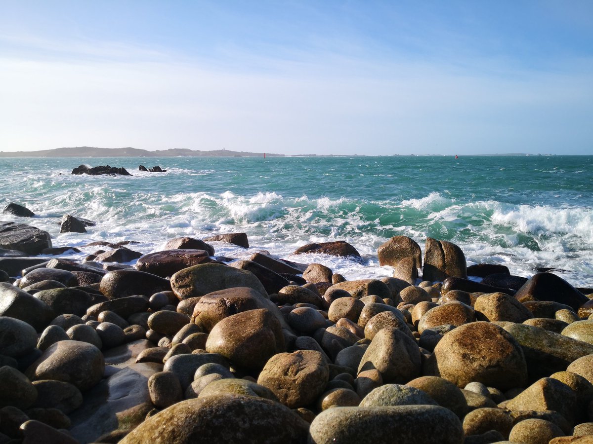 BareFoot_IOS's tweet photo. My #WeekendInPictures
🦉 A Short eared-owl hunting at Holy Vale during the day;
👫 My brother @eldredbanfield & his lovely wife Em (currently in the process of building their own home)
🌊 Beautiful blue #Scilly seas;
✨ Stunning #Scilly silver seas & Beach treasures!
#Perfect https://t.co/PRM0lF7YA7