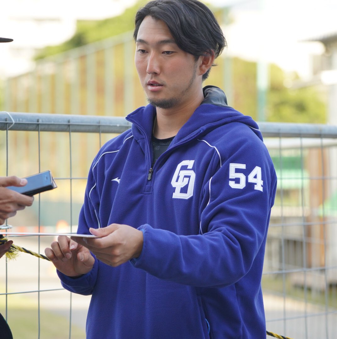 ngnn_p's tweet photo. サインする藤嶋くん https://t.co/tLfIOum3vK