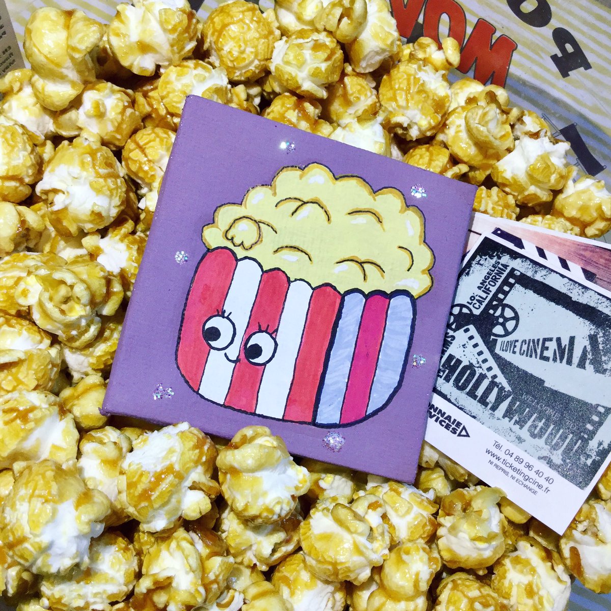CreationsLala's tweet photo. Salut!❤️
Voici une toute petite toile de 7X7 cm. J’ai réalisé un pot de pop-corn kawai🍿. J’ai trouvé l’idée sur Pinterest! 😊

#pinture #lapintura #tableau #tableaudeco #tableaux #art #artist #popcorn #popcorn🍿 #food #nourriture #cinema #film #kawaii #kawai #kawaiidrawing https://t.co/5quexbJrrl