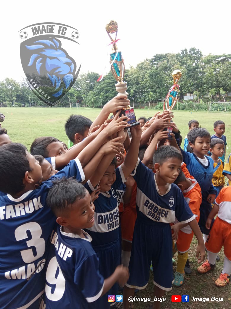 pasirmuntilan_'s tweet photo. Image Boja Kelompok Umur 2011-2012,
Juara 1 Garuda Muda Cup 2020.

Keterangan : Yang pakai katok training bawa tas cangklong satu tidak main, dikarenakan aturan Umur. Terimakasih https://t.co/2Yy79AdnRn