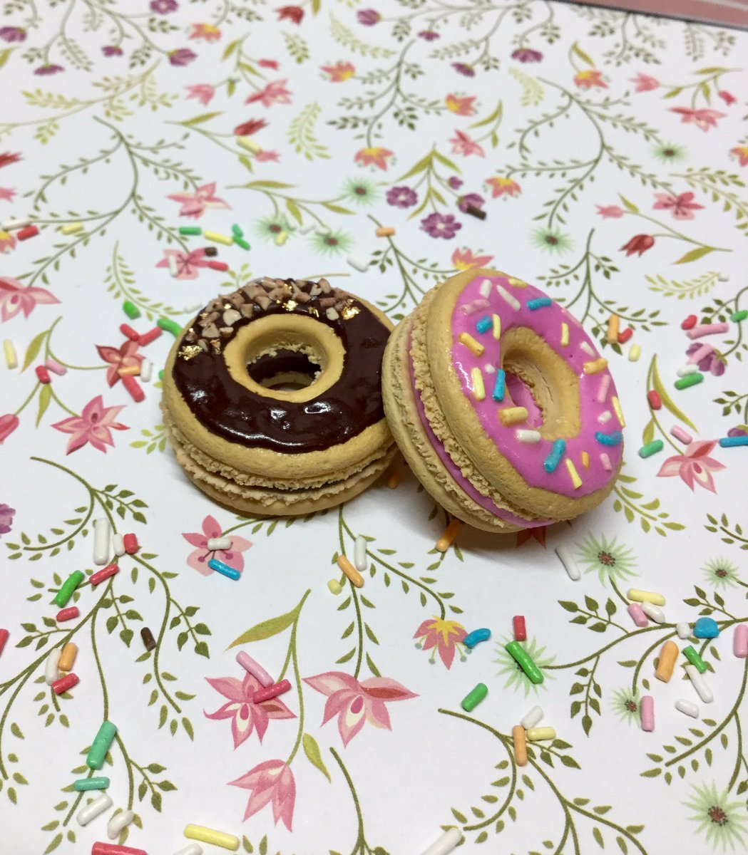 Salut !❤️ Voici deux macarons donuts 🍩 J’espère qu’ils vous plaisent 😁

#fimo #fimocreations #fimocreation #fimoart #creation #crea #creative #macarons #donuts #donuts🍩 #food #gourmandise #gourmandises #gourmand #art #porteclef #gateaux #biscuits #biscuit #chocolat #chocolate