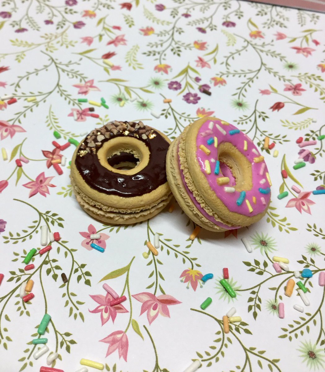 CreationsLala's tweet photo. Salut !❤️ Voici deux macarons donuts 🍩 J’espère qu’ils vous plaisent 😁
#fimo #fimocreations #fimocreation #fimoart #creation #crea #creative #macarons #donuts #donuts🍩 #food #gourmandise #gourmandises #gourmand #art #porteclef #gateaux #biscuits #biscuit #chocolat #chocolate https://t.co/GjBa3q3clw