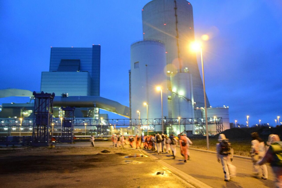 The German government has decided to phase-out of coal no sooner than 2038. On top of destroying villages for the expansion of miles, it wants to start running a NEW COAL PLANT IN 2020.
This morning, activists are blocking it to show that these plans are unacceptable. #Datteln4