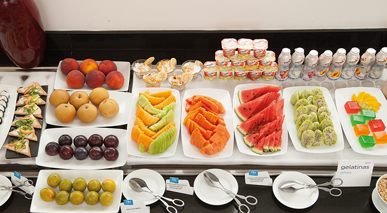 NHHotels's tweet photo. Have a breakfast fit for a champion 💪🍓 Our breakfast buffet offers a selection of healthy options like smoothies, juices and fresh fruit to start your day with the right foot forward #alwaysdelicious https://t.co/anhnIDyJij https://t.co/GXdVVR7LOe